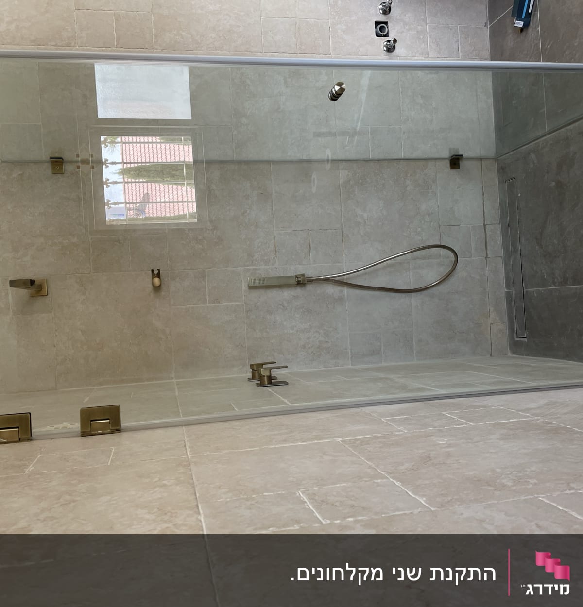 מקלחון זכוכית עם ברז ומקלחת יד